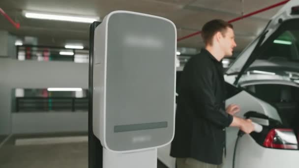 Pasangan Muda Bepergian Dengan Mobil Listrik Pusat Perbelanjaan Tempat Parkir — Stok Video