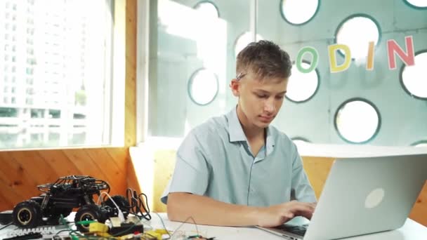 Умный Подросток Работающий Над Ноутбуком Смотрящий Камеру Классе Stem Технологий — стоковое видео