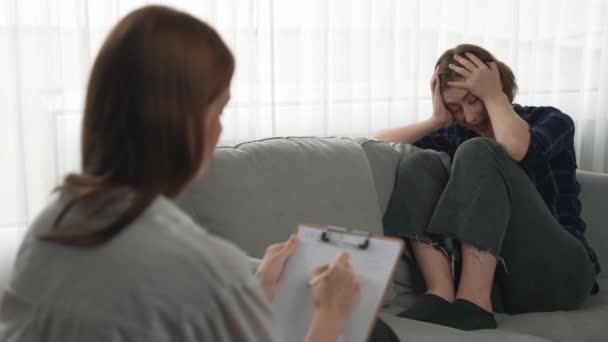 Triste Patiente Atteinte Tspt Thérapie Pour Santé Mentale Avec Psychologue — Video
