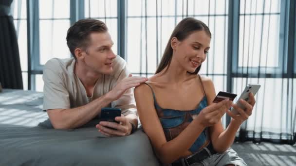 Cuplul Tânăr Simt Ieșit Fericit După Utilizarea Aplicației Plată Online — Videoclip de stoc