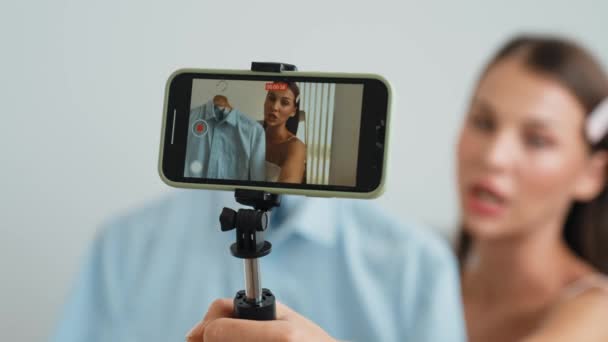 Genç Sosyal Medyum Kadın Moda Videosu Yapıyor Blogcu Kameraya Selfie — Stok video