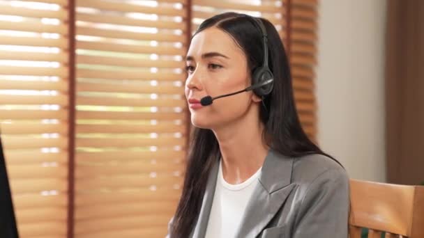 Vrouwelijke Call Center Operator Customer Service Helpdesk Medewerkers Werken Werkplek — Stockvideo