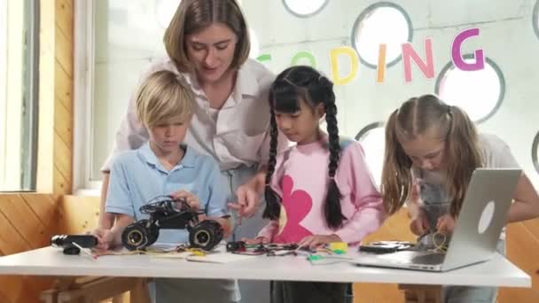 교사는 디지털 자동차 모델에 학생들에게 가르치고 설명합니다 다양한 아이들은 장비를 — 비디오