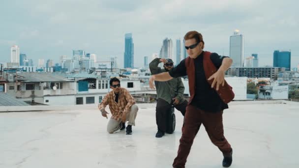 Профессиональная Команда Брейк Данса Практикует Танец Бой Время Мультикультурные Друзья — стоковое видео