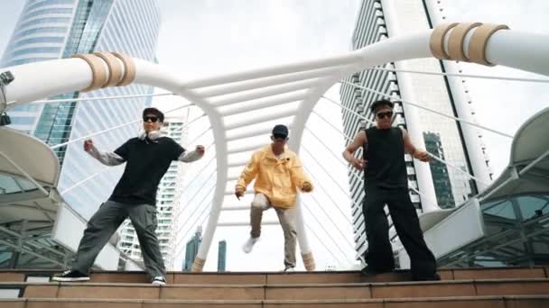Skupina Multikulturní Zábavné Hipsterské Praxe Street Dance Kroky Společně Šťastný — Stock video