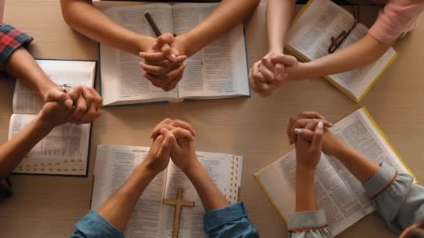 キリスト教のカトリック信奉者との献身と精神的な満たしのセンスは 信仰に浸透します ゆっくりと動くクリスチャンの人々は集団の祈りを練習し 一緒に祈りながら手を握っています バージョニング — ストック動画