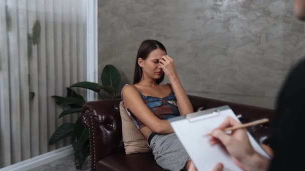Zranitelný Stresující Mladý Pacient Uvolňuje Emoce Traumatické Události Úzkosti Nebo — Stock video