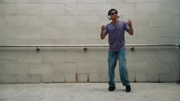 Bonito Hipster Ouvir Música Enquanto Move Dançar Música Sala Dança — Vídeo de Stock