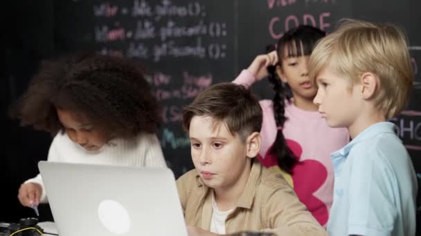 Крупный План Мальчика Помощью Ноутбука Программирования Инженерного Кода Написания Программы — стоковое видео
