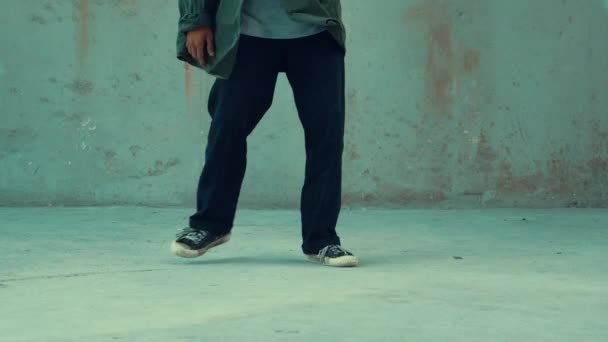 Hipster Indossa Cuffie Mentre Ascolta Musica Hip Hop Città Ballerino — Video Stock
