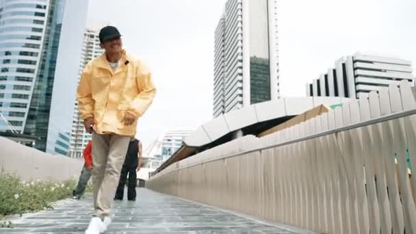 Happy Hipster Melakukan Break Dance Sementara Teman Pindah Musik Bersama — Stok Video