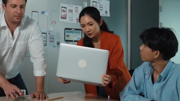 ラップトップを使用して一緒に働く専門の成功したビジネスチーム アジアの若い実業家がノートパソコンを持ってきて ビジネスマンのグループがアイデアを共有し プロジェクトについて話し合った マニピュレーター — ストック動画