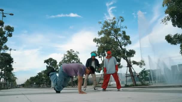Atrakcyjny Azjatycki Break Tancerz Ćwiczyć Boy Krok Stopy Przyjacielem Profesjonalny — Wideo stockowe