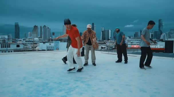Латиноамериканский Хипстер Танцует Окружении Мультикультурного Друга Голубым Небом Группа Уличных — стоковое видео