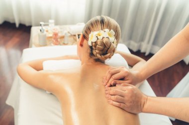 Kafkasyalı kadın müşteri stres önleyici spa masajının keyfini çıkarıyor ve lüks otel ya da oteldeki gündüz açık ortam güzellik salonunda güzellik teniyle eğleniyor. Sessiz.