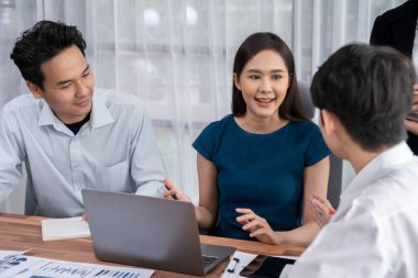 Profesyonel Asyalı çalışanlar, şirket ofisinde takım olarak çalışarak iş planları ve bilgisayarla başarılı olmak için verileri tartışırlar. Modern ofis çalışanı takım çalışması konsepti. Uyum