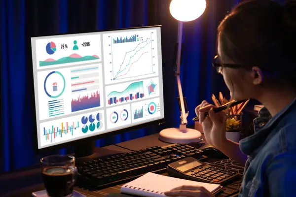 Young Beautiful Asian Businesswoman Analyzing Pointing Business Graph Dynamic Analysis — Stock Photo, Image