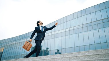 Başarılı bir iş adamı ayakta durarak satışların artmasını kutluyor. Mutlu proje yöneticisi ya da lider başarılı bir projeyle gurur duyuyor, terfi alıyor, iş buluyor. Aşırı sevinç ve mutluluk. Sevinçli..