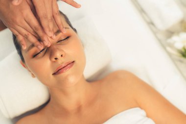 Panorama 'da kadınların stres önleyici kafa masajından ve lüks tatil beldesi veya otel spa salonundaki modern ışık ortamında yüz güzelliği eğlencelerini şımartmaktan hoşlandığı bir manzara var. Sessiz.