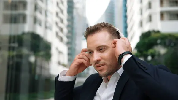 Geschäftsmann Setzt Kopfhörer Auf Und Hört Entspannende Musik Während Einer — Stockfoto