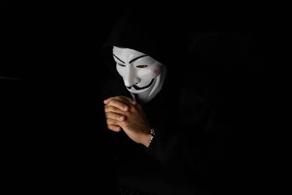 Lächelnd Weiße Kriminelle Anonyme Maske Als Hack Programmierer Versuchen Die — Stockfoto