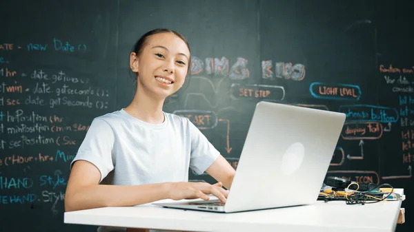 Slim Meisje Programmeren Systeem Met Behulp Van Laptop Schoolbord Middelbare — Stockfoto