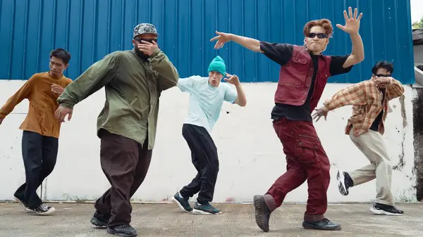 Grupp Hip Hop Koreografer Dansar Streetdance Tillsammans Väggen Ung Break — Stockfoto