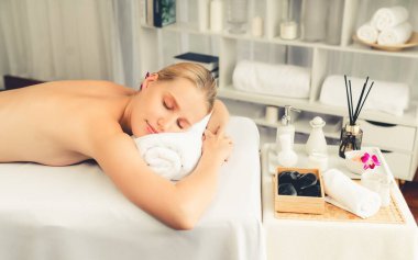 Kafkasyalı kadın müşteri stres önleyici spa masajının keyfini çıkarıyor ve lüks otel ya da oteldeki gündüz açık ortam güzellik salonunda güzellik teniyle eğleniyor. Sessiz.