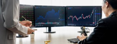 Profesyonel borsacı, finansal yatırım için yetenekli bir iş kadınına büyüme grafiği ile ilgili hisse senedi sundu. Hisse senedi. Hisse senedi. Borsa konsepti. Filizlenen..