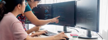 Bir grup profesyonel web geliştiricisi veri analizi hakkında tartışırken bilgisayar ekranı modern ofiste bilgisayar kodlarını gösteriyor. Kapatın. Dijital mühendislik ve ağ geliştirme konsepti. Filizlenen.