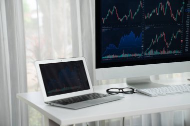 Dinamik borsa bilgisayar ve dizüstü bilgisayar ekranında grafik görüntüsü. Borsa simsarları için stok grafik ekranıyla çalışma alanı. Borsa simsarları için stok grafik ekranıyla çalışma alanı. Tatlandırıcı.