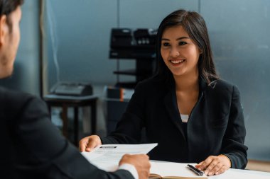 İnsan Kaynakları Müdürü, ofis odasında erkek istihdam adayını sorguluyor. İyi iş görüşmeleri. İş başvurusu, işe alım ve Asyalı işçi alım konsepti. uds