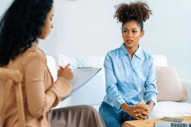 Mutlu hasta ve psikolog klinikte olumlu duygularla ruh sağlığı sohbeti yaparken, aynı zamanda yurtiçi ofisteki psikologlara başarılı bir iş ve yaşam sunuyor.