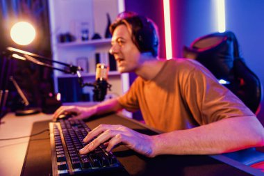 Kazanmak için çevrimiçi oyun oynayan akıllı flama makinesinin sunucu kanalı, neon ışıklı odada seçilen takım yarışması için izleyicilerle birlikte canlı yayında canlı yayında kulaklık takıyor. Bireysel.