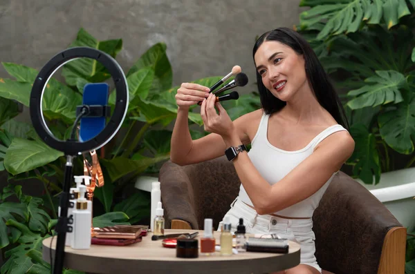 Young Woman Making Natural Beauty Cosmetic Tutorial Green Plant Garden — Stock Photo, Image