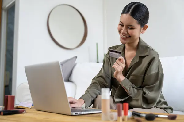 Jonge Gelukkige Aziatische Vrouw Kopen Product Door Online Winkelen Thuis — Stockfoto