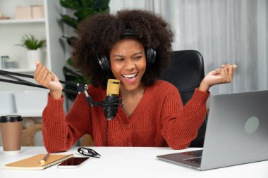 Güzel Afrikalı kadın sunucu kanalı çevrimiçi yayın yoluyla konuşuyor pazarlama öğretiyor, dinleyicileri canlı ya da çevrimiçi. İş yerindeki herhangi bir yer kavramı. Tatlandırıcı.