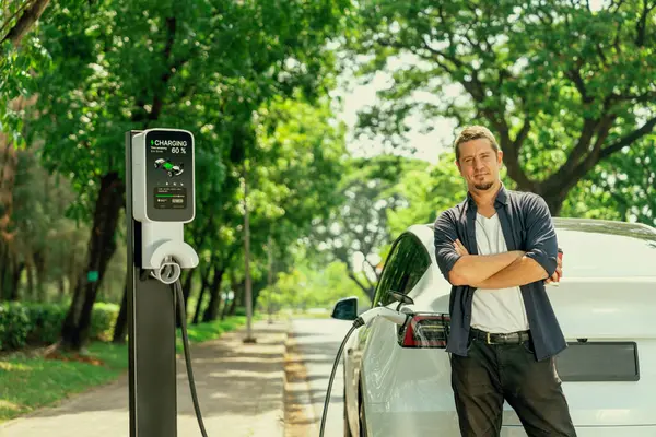 Man Opladen Batterij Voor Elektrische Auto Tijdens Weg Reis Auto — Stockfoto