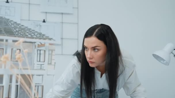 Genç Güzel Beyaz Bir Mimar Masanın Üzerine Plan Koyar Modeliyle — Stok video