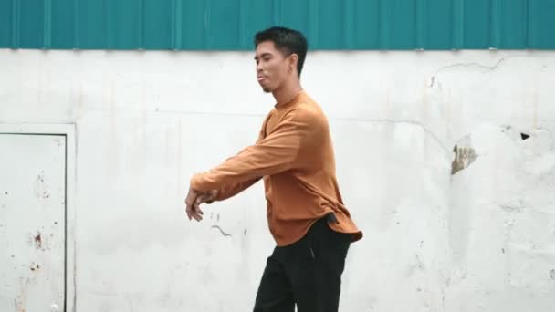 Latynos Wyciąga Ręce Tańczy Break Dance Przed Ścianą Zbliżenie Stylowej — Wideo stockowe
