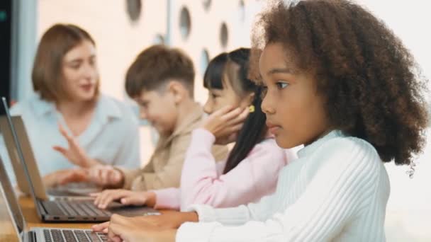 Afrikaans Meisje Spelen Laptop Met Diverse Vriend Learning Prompt Stem — Stockvideo