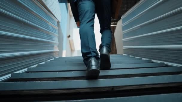 Fechamento Perna Homem Negócios Bem Sucedida Andando Até Escada Gerente — Vídeo de Stock