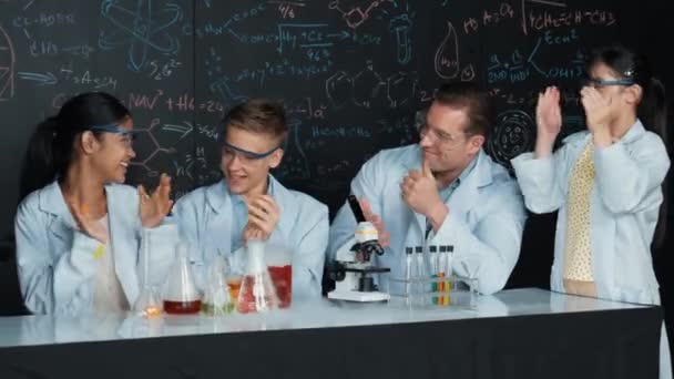Başarılı Kutlama Deneyler Laboratuvar Kimya Eğitim Bilim Kişi Öğrenme Kimya — Stok video