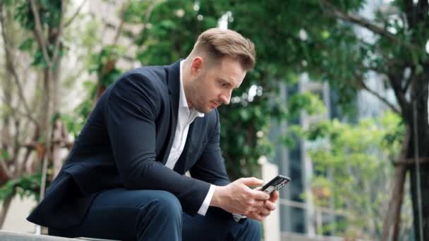 Професійний Бізнесмен Сидить Парку Працюючи Телефону Читаючи Звіт Від Маркетингової — стокове відео
