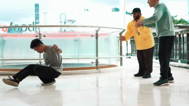 Hip Hop Gençlik Grubu Alışveriş Merkezi Koridorunda Şehirli Gökdelen Manzaralı — Stok video