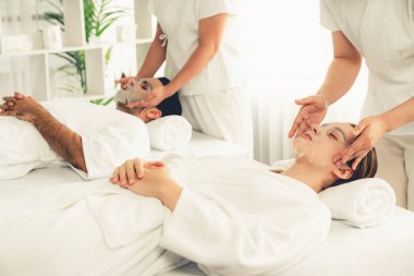 Kaplıca salonunun sakin, modern gündüz atmosferi, birkaç müşteri yüz maskesi takarak kendini yenilemeye çalışıyor. Yüz bakımı ve güzellik kozmetolojisi prosedürü. Sessiz.