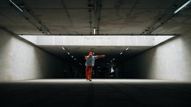 Yakışıklı hippilerin uzun vadede hareketli ve enerjik bir hareket sergilemesi. Serbest stil dansçı break dans ya da apartmanda sokak dansı. Yakışıklı koreograf gösterisi hareketi. Açık hava sporu 2024. Yumuşak bir şekilde..