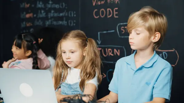 Menina Inteligente Usando Código Engenharia Programação Laptop Com Diversos Amigos — Fotografia de Stock