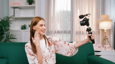 Kadın Etkilenen Vlog video görüntülerini canlı yayınlıyor Makyaj primi sosyal medya veya blog. Kozmetik stüdyosu ışıklandırmalı mutlu genç kız çevrimiçi pazarlama oturumu yayını için..