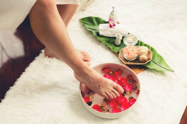 Adam lüks kaplıcalarda mutlu ayak masajına devam ederken, masör de hafif gün ışığı atmosferinde refleksoloji terapisi ya da otel ayak spa 'sında. Sessiz.